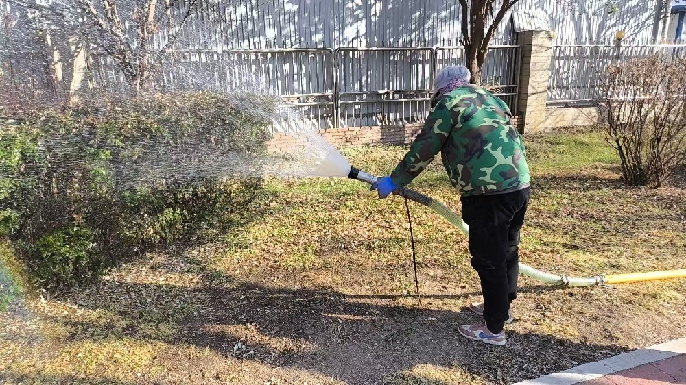 公用事業(yè)公司積極開(kāi)展園區(qū)綠植冬灌工作